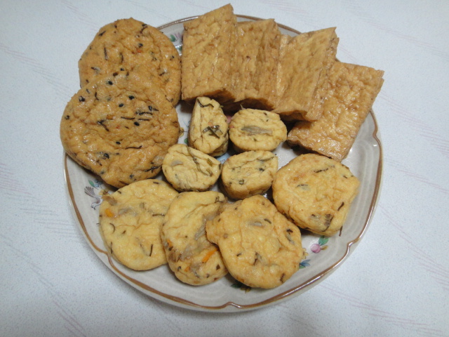 厚あげ、がんもを袋から取り出す